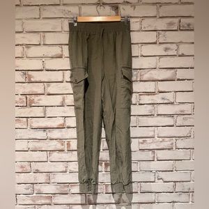 Lulu’s green cargo joggers size small